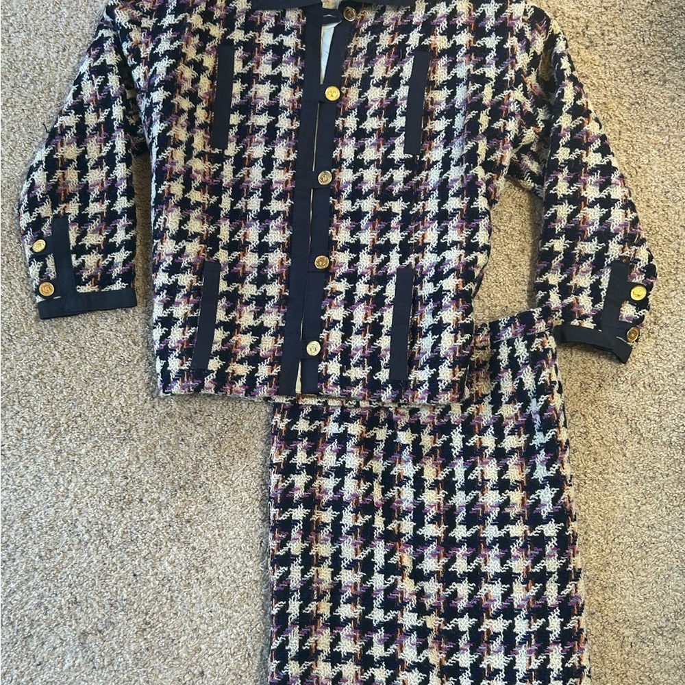 CHANEL Black and Cream Houndstooth Blazer